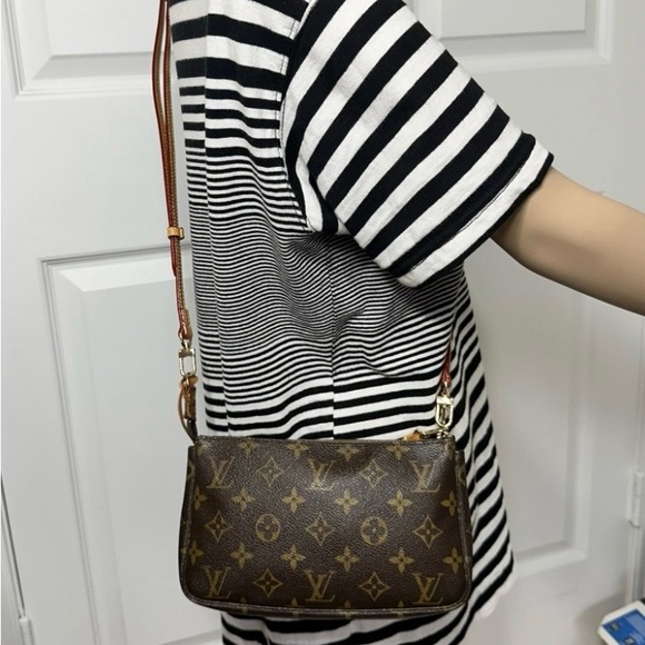 Louis Vuitton Pochette Accessory - Picture 8 of 11